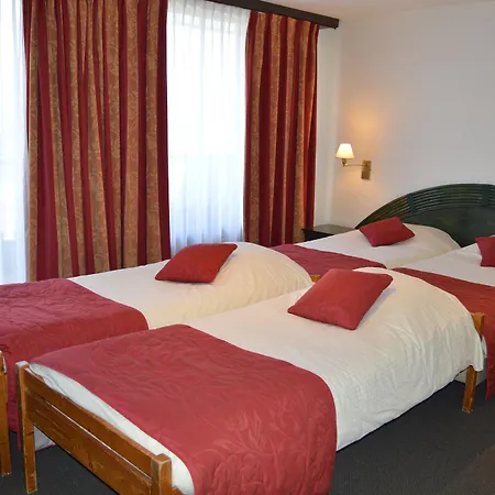 Отель Les 3 Cles Жамблу