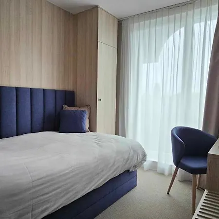 Отель Les 3 Cles Жамблу