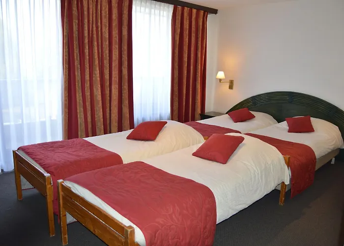 Отель Les 3 Cles Жамблу