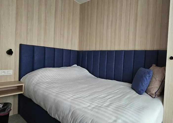 Отель Les 3 Cles Жамблу