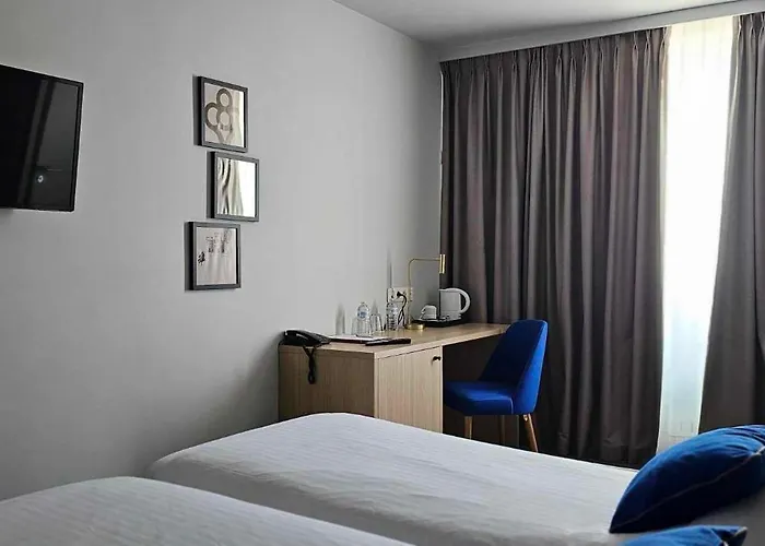 Отель Les 3 Cles Жамблу