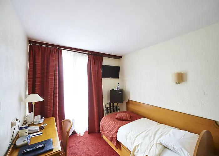 Отель Les 3 Cles Жамблу