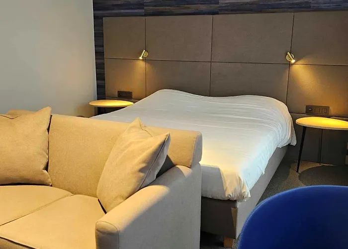 Les 3 Cles Отель Жамблу