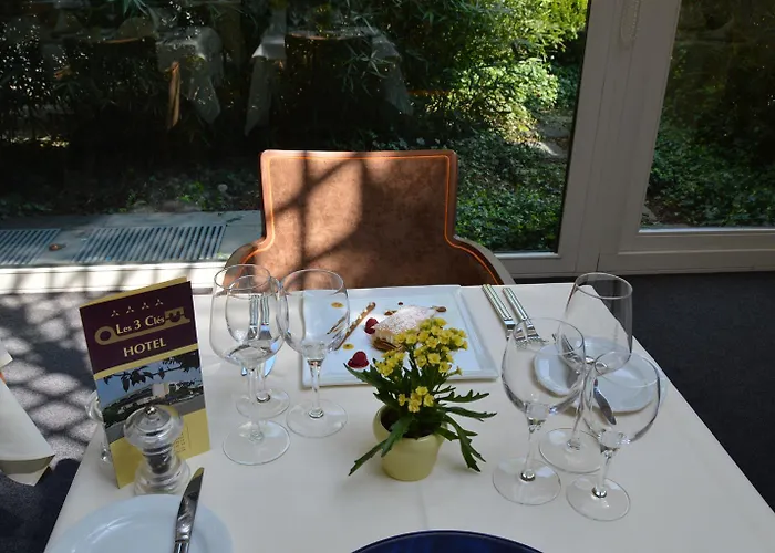 Отель Les 3 Cles Жамблу