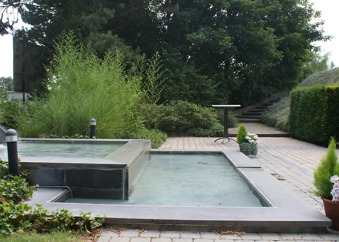 Отель Les 3 Cles Жамблу