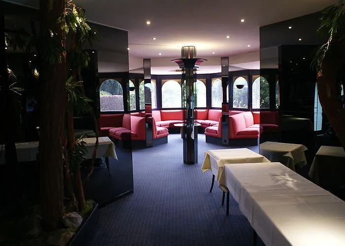 Отель Les 3 Cles Жамблу